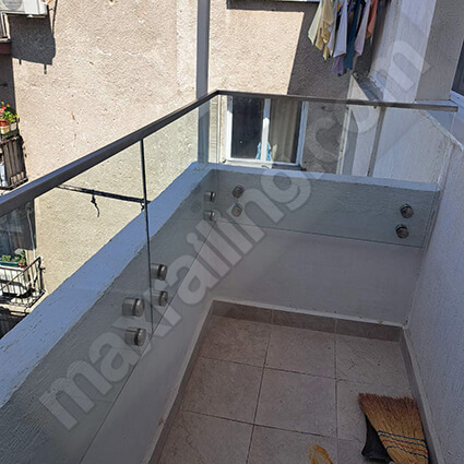 Стъклен парапет по тераси с дистанционери